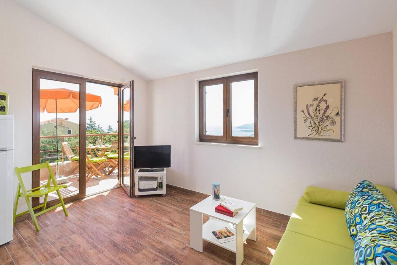 E&T Apartments With A Beautiful Pool Rabac Eksteriør billede