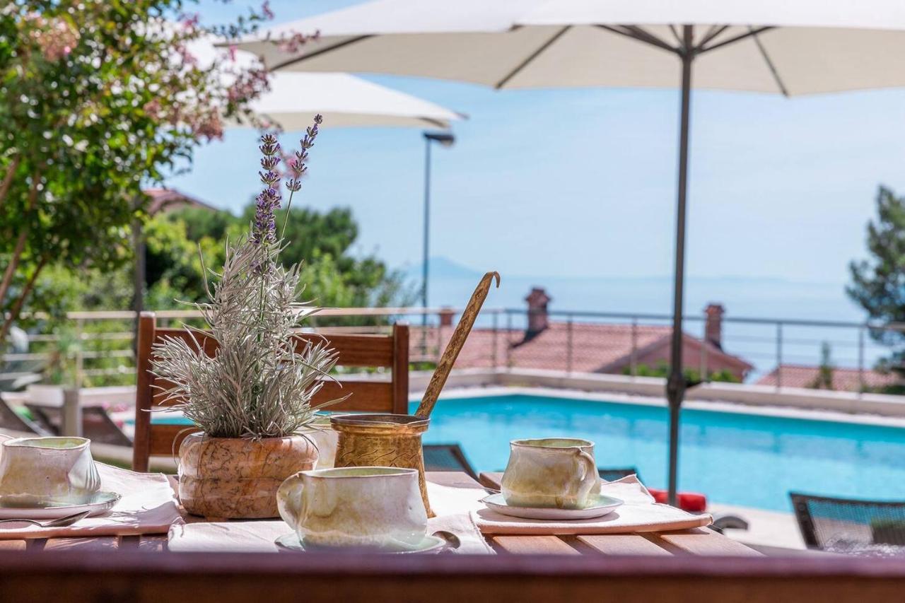 E&T Apartments With A Beautiful Pool Rabac Eksteriør billede