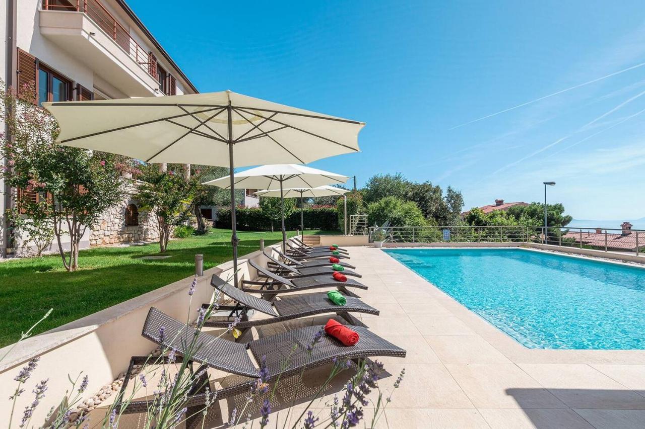 E&T Apartments With A Beautiful Pool Rabac Eksteriør billede