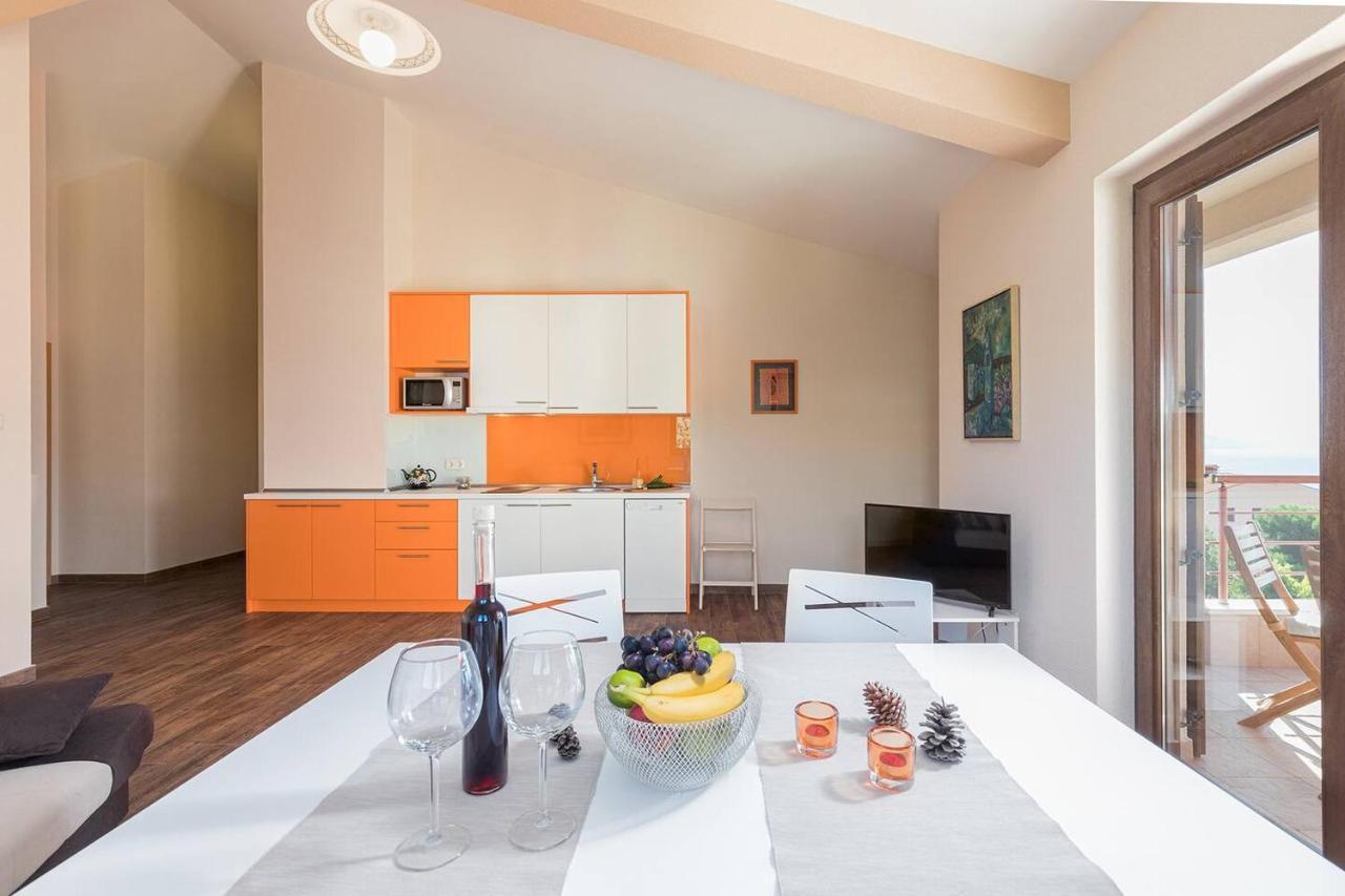 E&T Apartments With A Beautiful Pool Rabac Eksteriør billede