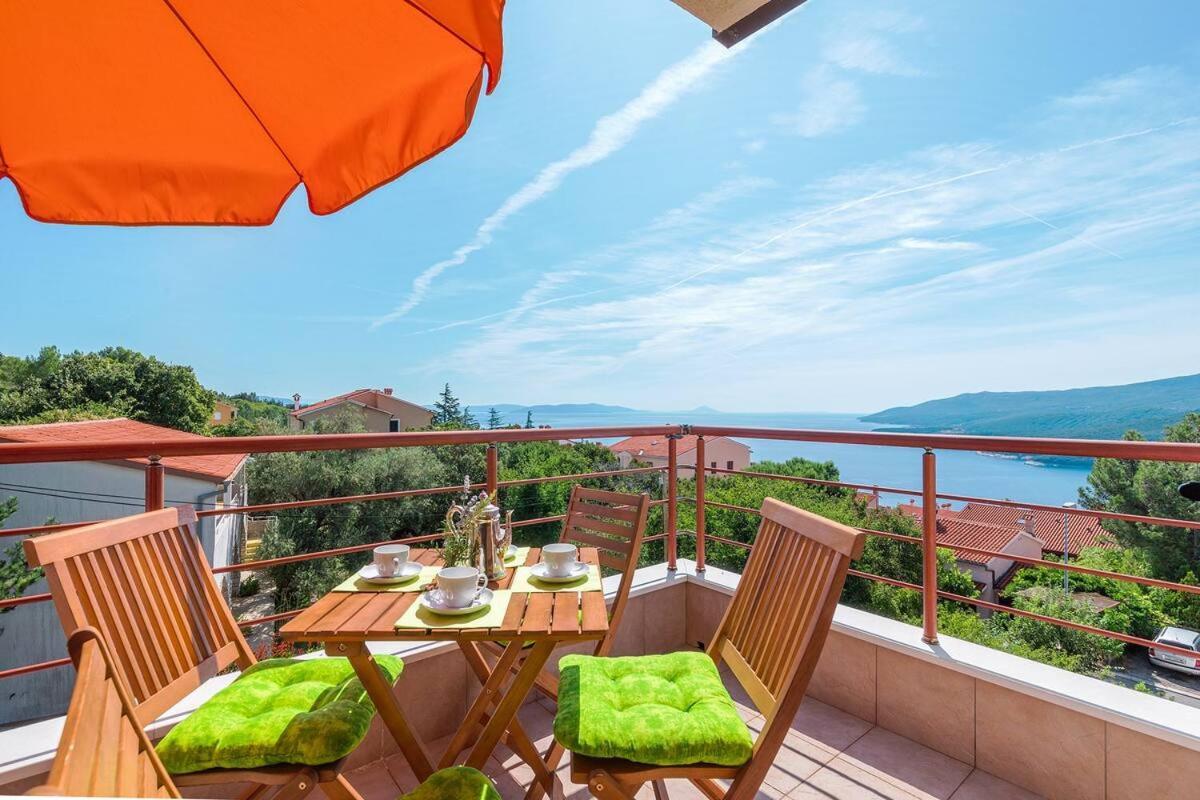 E&T Apartments With A Beautiful Pool Rabac Eksteriør billede