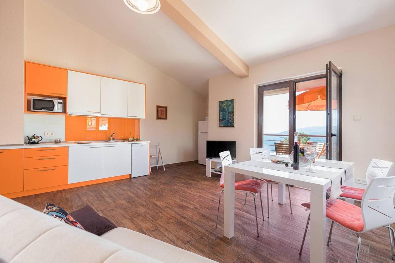 E&T Apartments With A Beautiful Pool Rabac Eksteriør billede