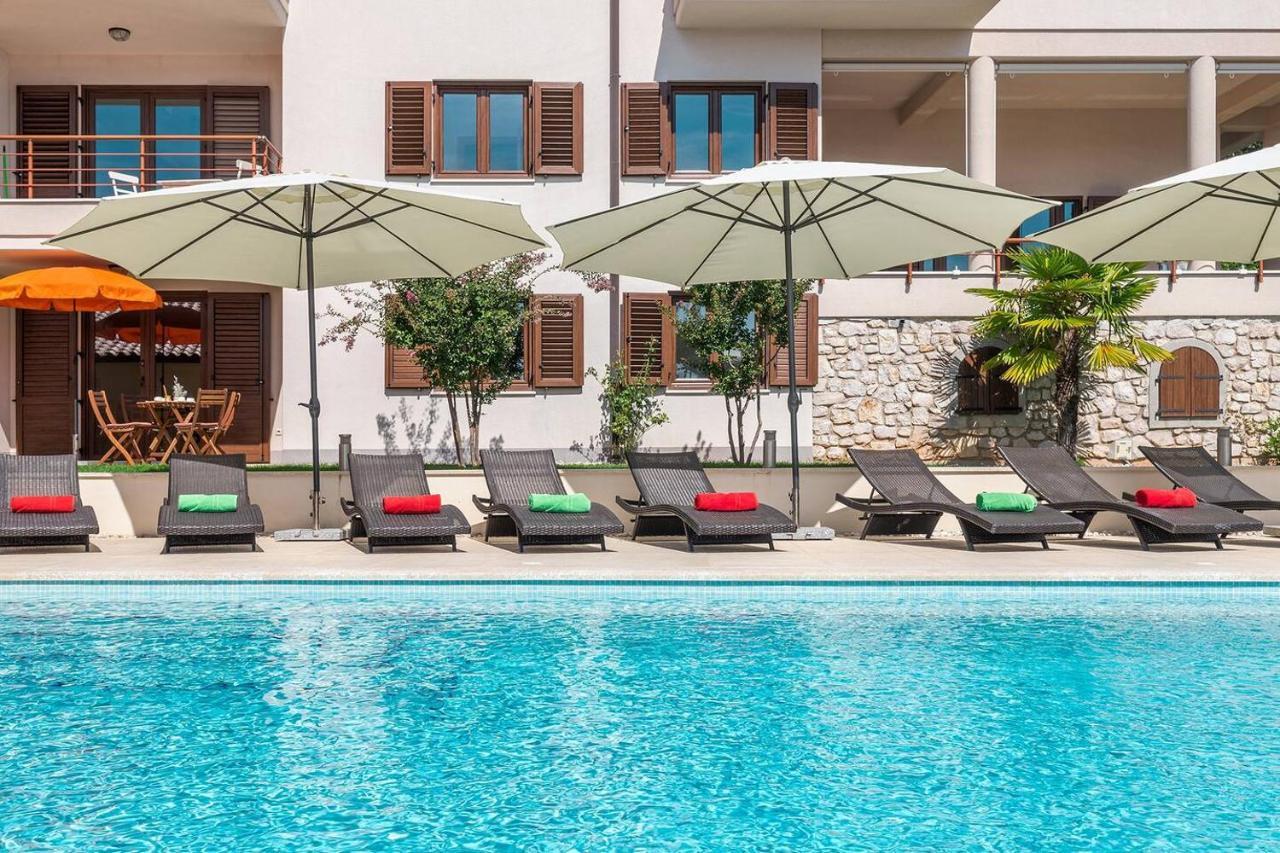 E&T Apartments With A Beautiful Pool Rabac Eksteriør billede