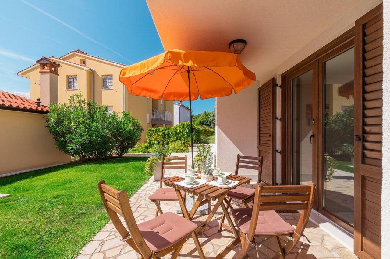 E&T Apartments With A Beautiful Pool Rabac Eksteriør billede