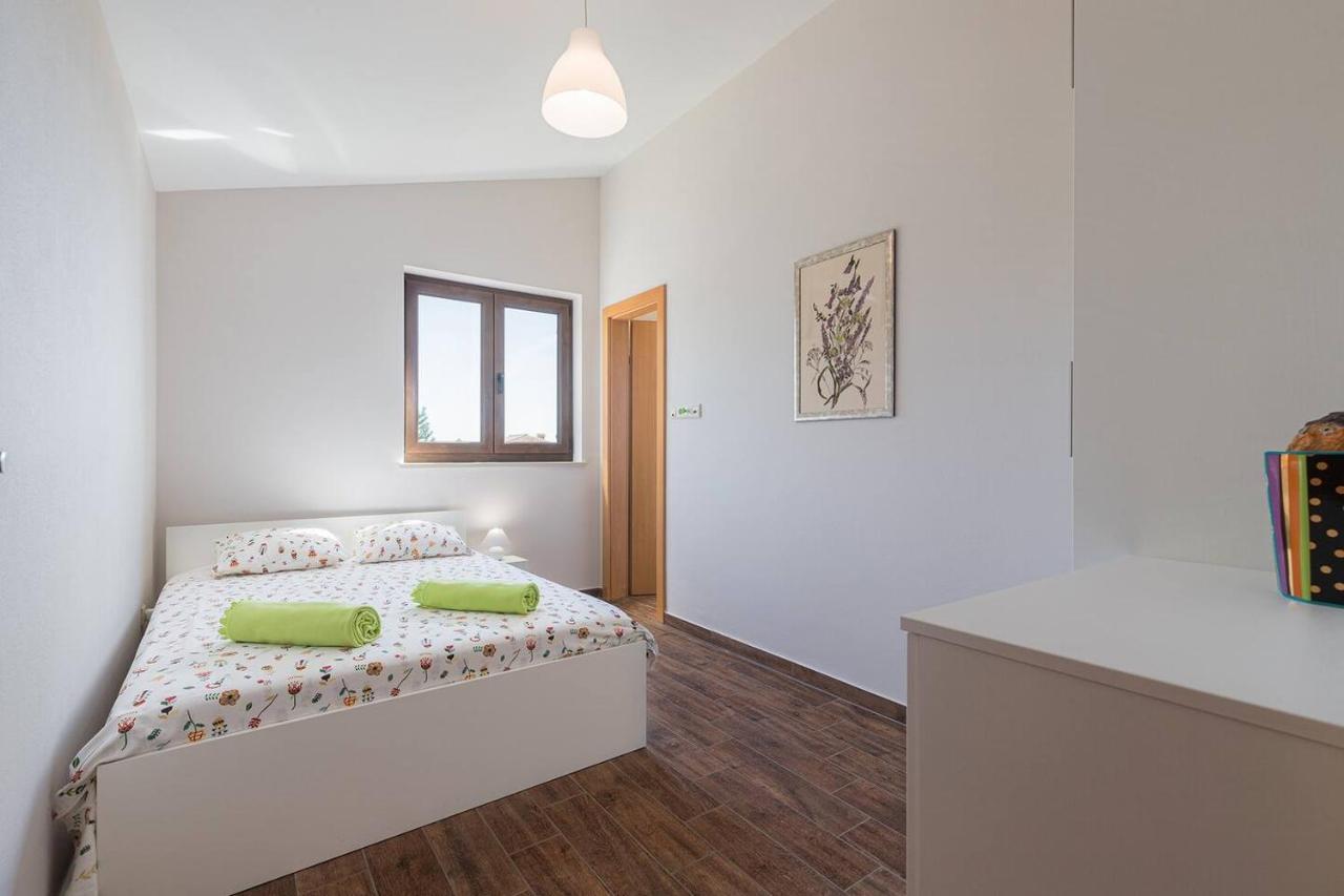 E&T Apartments With A Beautiful Pool Rabac Eksteriør billede