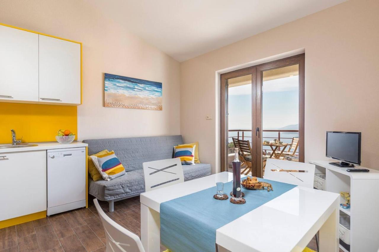E&T Apartments With A Beautiful Pool Rabac Eksteriør billede