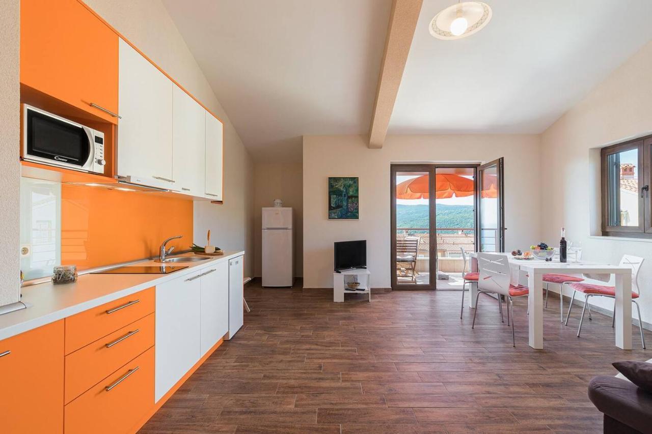 E&T Apartments With A Beautiful Pool Rabac Eksteriør billede