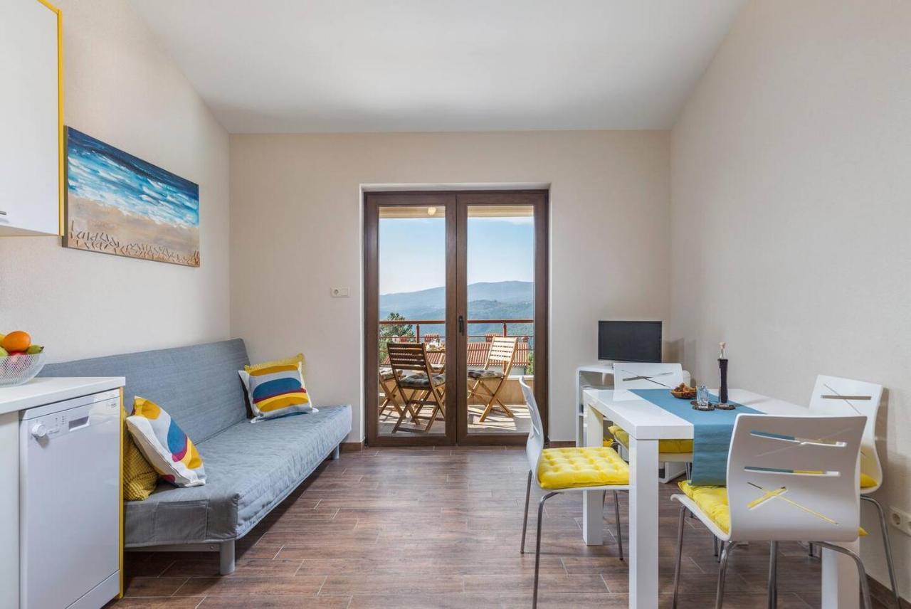 E&T Apartments With A Beautiful Pool Rabac Eksteriør billede