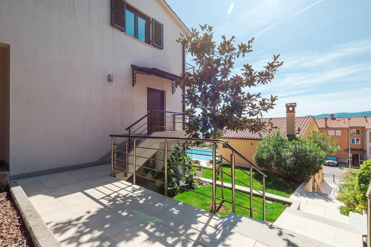 E&T Apartments With A Beautiful Pool Rabac Eksteriør billede