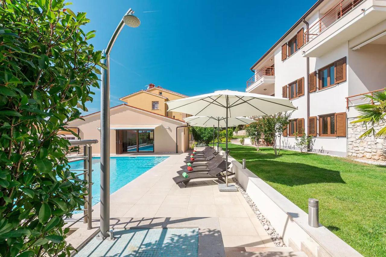 E&T Apartments With A Beautiful Pool Rabac Eksteriør billede